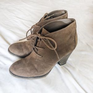 Very cute laced ankle boots size 7.5